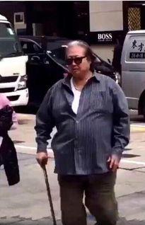 明星拄拐照片,拄拐亮相引发网友热议