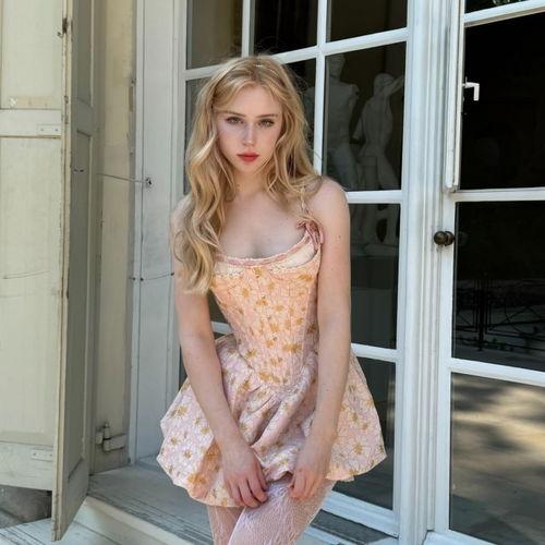 金发美女丝袜图片