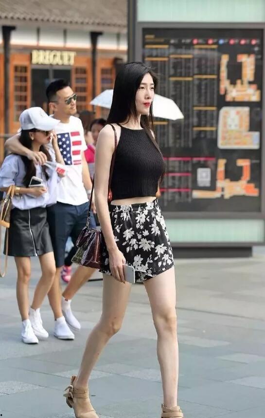 少妇都喜欢穿丝袜高跟,少妇们的时尚宣言